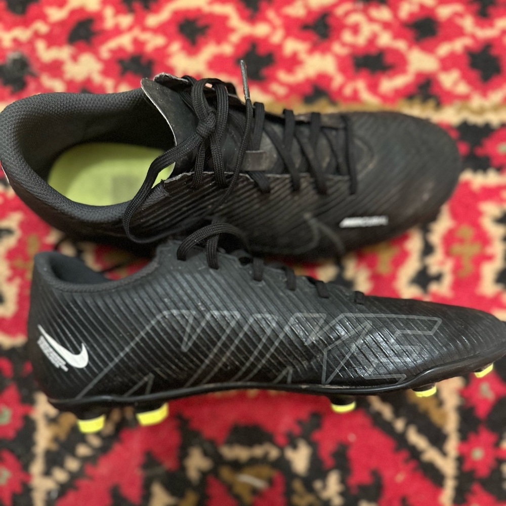 Nike men’s Soccer cleats size 9